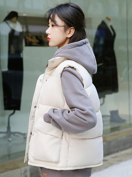 Naiste vabaajavest kõrge kraega kahes värvitoonis