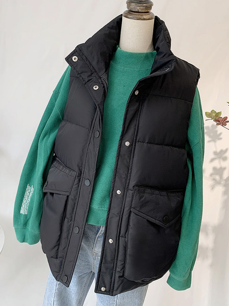 Női mellény gombokkal és zsebekkel