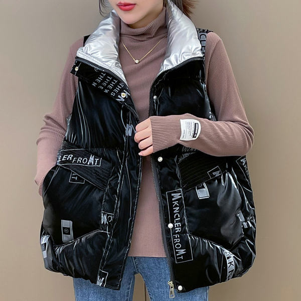 Besplatni model ženskog prsluka s gumbima i visokim ovratnikom