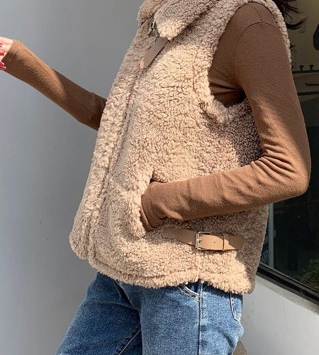 Γυναικείο  χειμερινό γιλέκο με μεταλλική αγκράφα και τσέπες