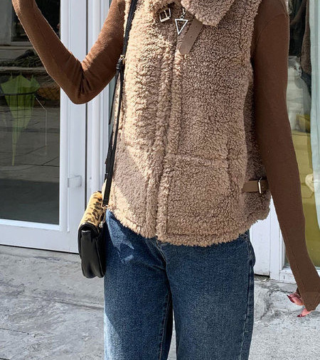 Γυναικείο  χειμερινό γιλέκο με μεταλλική αγκράφα και τσέπες