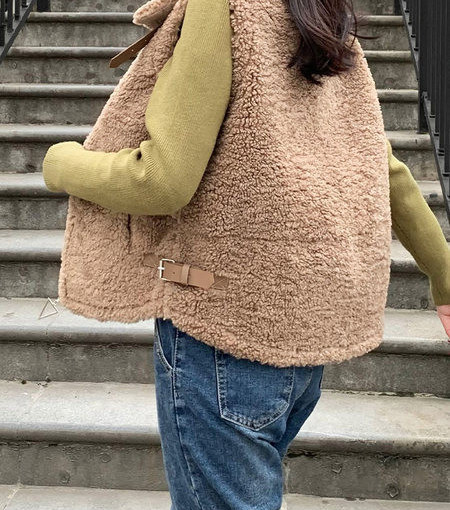 Γυναικείο  χειμερινό γιλέκο με μεταλλική αγκράφα και τσέπες