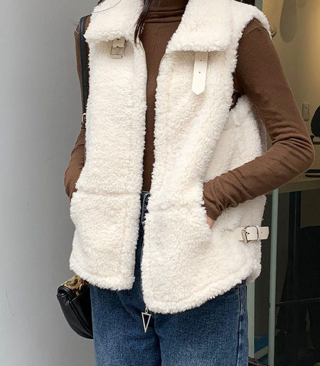 Γυναικείο  χειμερινό γιλέκο με μεταλλική αγκράφα και τσέπες