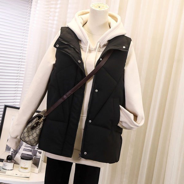 Ženski prsluk sa džepovima i patentnim zatvaračem u crno-bijeloj boji