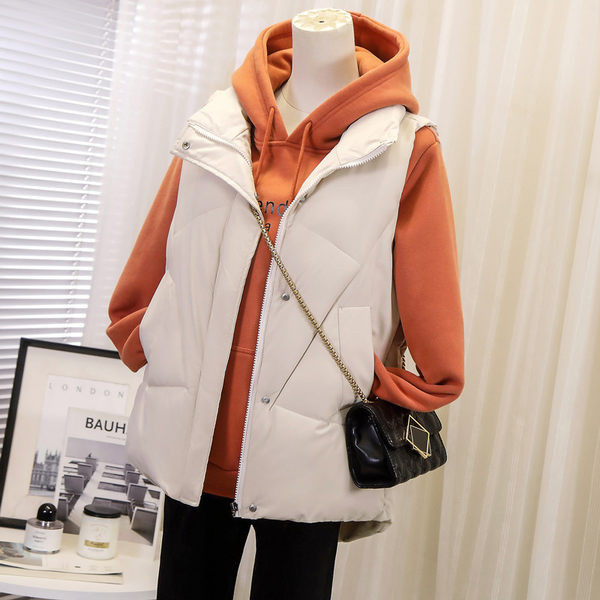 Ženski prsluk sa džepovima i patentnim zatvaračem u crno-bijeloj boji