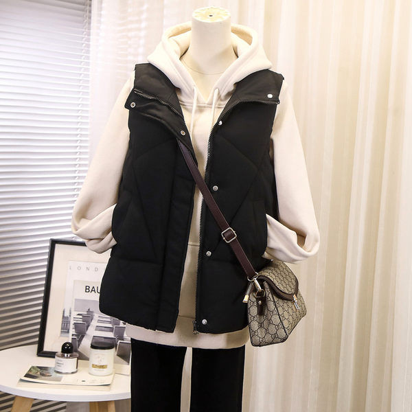 Ženski prsluk sa džepovima i patentnim zatvaračem u crno-bijeloj boji