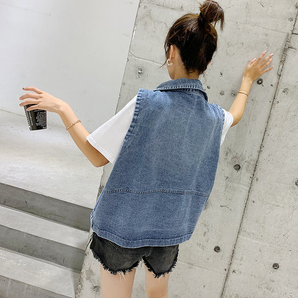 Bő női farmermellény gombokkal