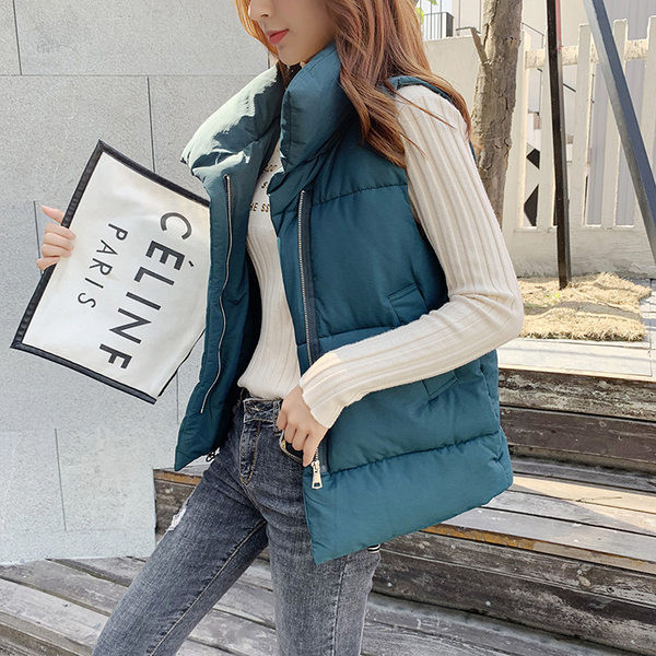 Ležeran ženski prsluk s visokim ovratnikom i patentnim zatvaračem