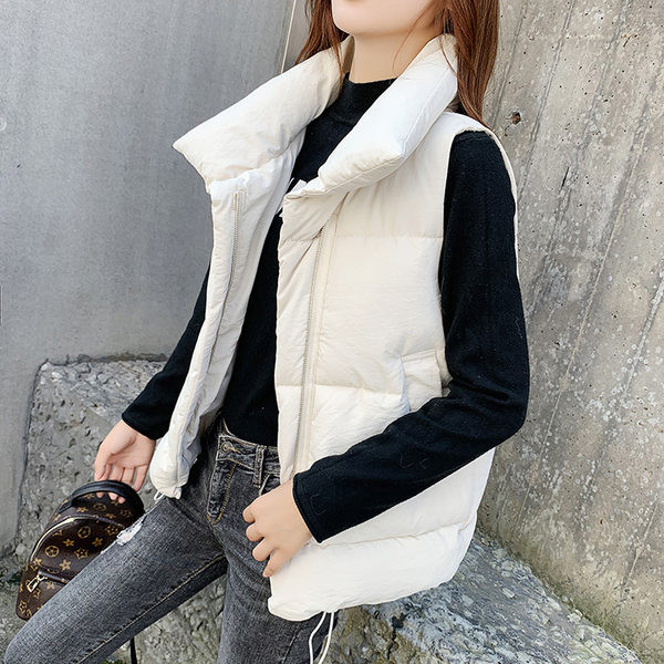 Ležeran ženski prsluk s visokim ovratnikom i patentnim zatvaračem