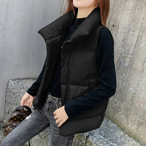 Ležeran ženski prsluk s visokim ovratnikom i patentnim zatvaračem