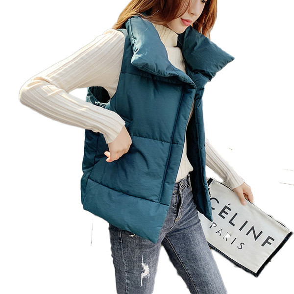 Ležeran ženski prsluk s visokim ovratnikom i patentnim zatvaračem