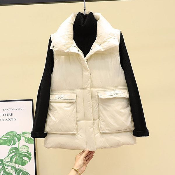 Alkalmi női mellény zsebekkel és magas gallérral