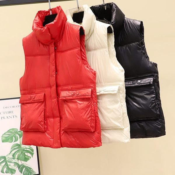 Alkalmi női mellény zsebekkel és magas gallérral