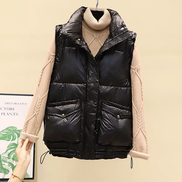 Uue mudeli kõrge krae ja taskutega naistevest