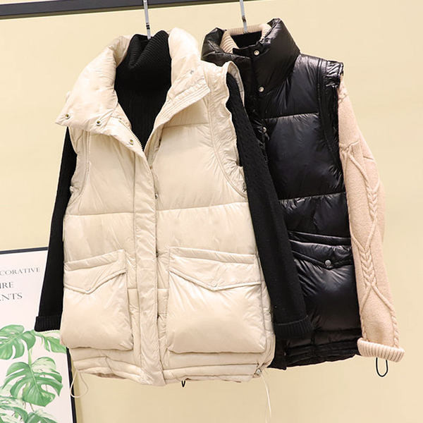 Uue mudeli kõrge krae ja taskutega naistevest