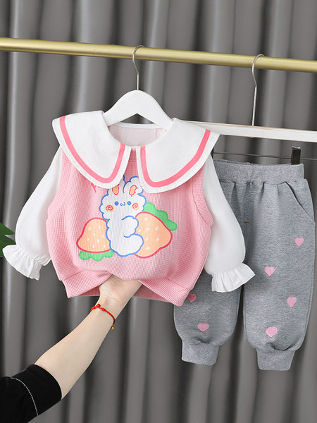 Dječji komplet iz tri dijela sa kragnom na bluzi