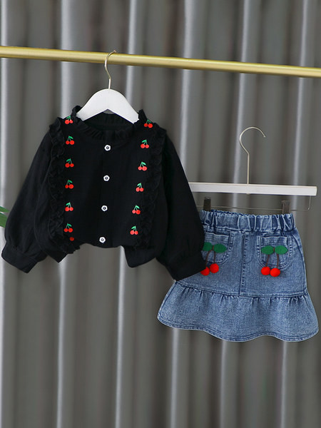 Moderan set za djevojčice koji se sastoji od košulje i traperica ili suknje