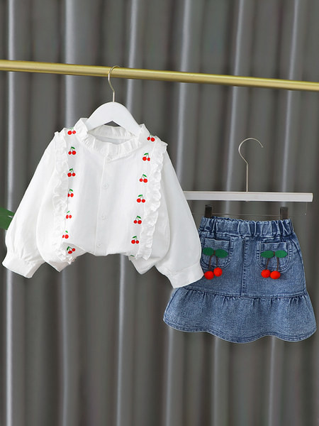 Moderan set za djevojčice koji se sastoji od košulje i traperica ili suknje