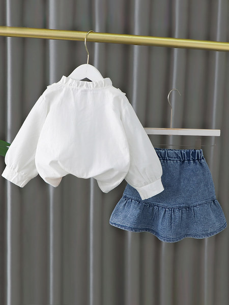 Moderan set za djevojčice koji se sastoji od košulje i traperica ili suknje