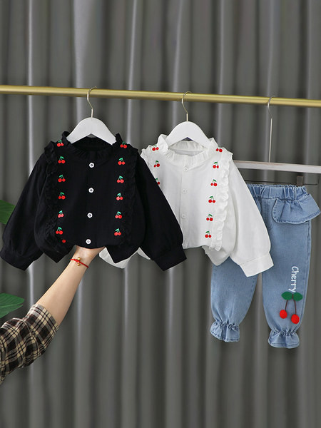 Moderan set za djevojčice koji se sastoji od košulje i traperica ili suknje