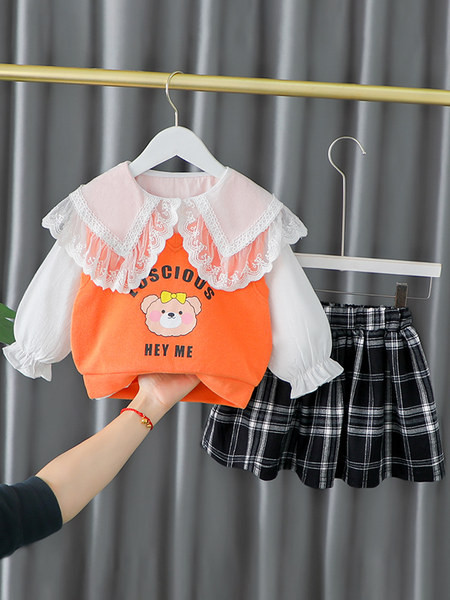 Moekas aplikatsiooniga ruudulisest seelikust ja pluusist tüdrukute komplekt