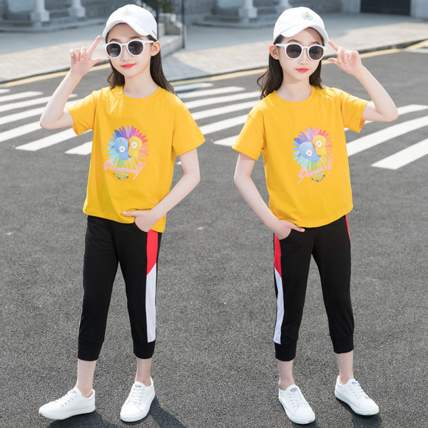 Moderan dječji set iz dva dijela u dva modela za djevojčice