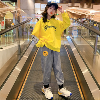 Kolmes värvitoonis kirjaga lastekomplekt