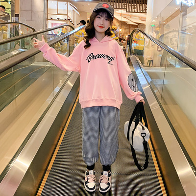 Kolmes värvitoonis kirjaga lastekomplekt