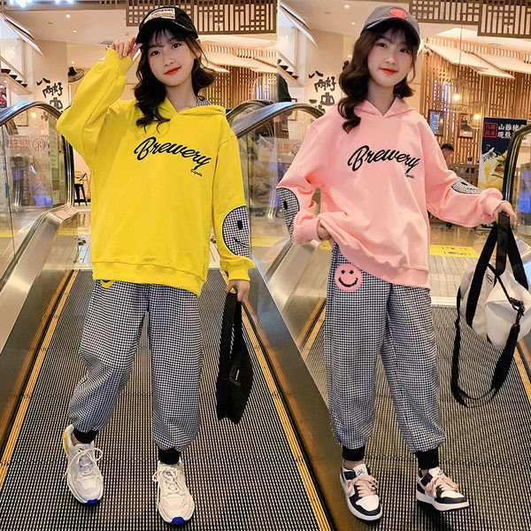 Kolmes värvitoonis kirjaga lastekomplekt