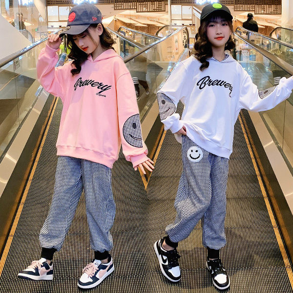 Kolmes värvitoonis kirjaga lastekomplekt