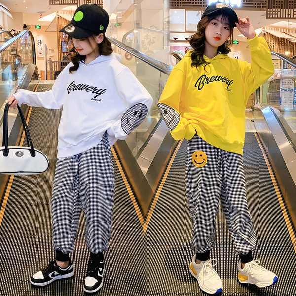 Kolmes värvitoonis kirjaga lastekomplekt