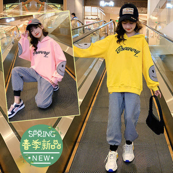 Kolmes värvitoonis kirjaga lastekomplekt