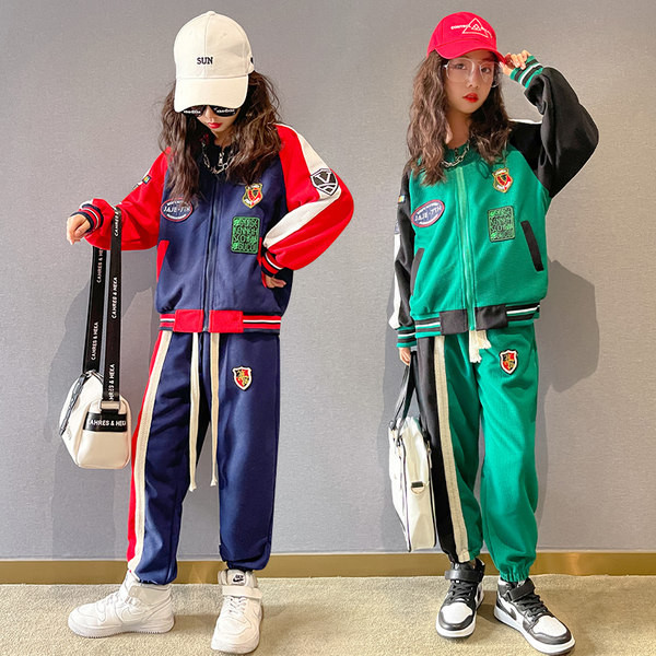 Αθλητικό και καθημερινό παιδικό σετ με εμβλήματα