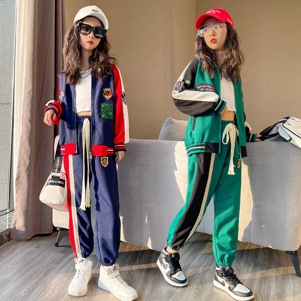 Αθλητικό και καθημερινό παιδικό σετ με εμβλήματα