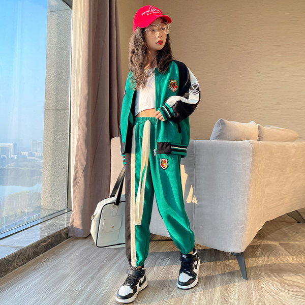 Αθλητικό και καθημερινό παιδικό σετ με εμβλήματα