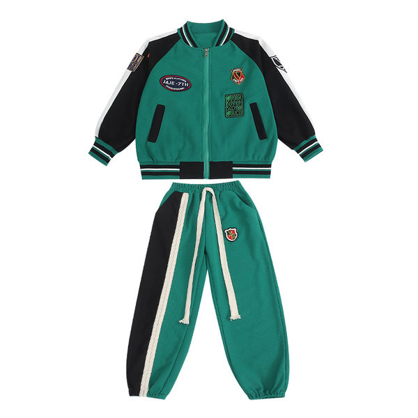 Αθλητικό και καθημερινό παιδικό σετ με εμβλήματα