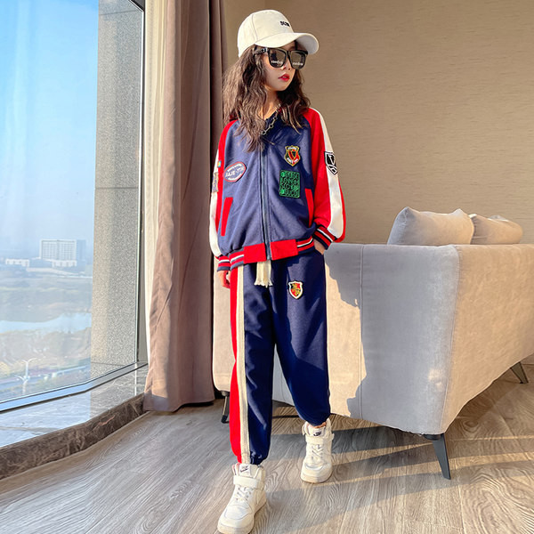 Αθλητικό και καθημερινό παιδικό σετ με εμβλήματα