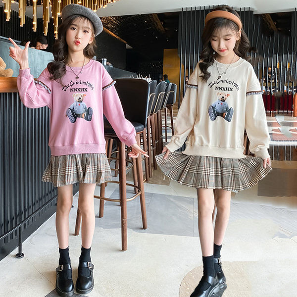 Moodne laste komplekt aplikatsiooniga ruudulisest seelikust ja pluusist