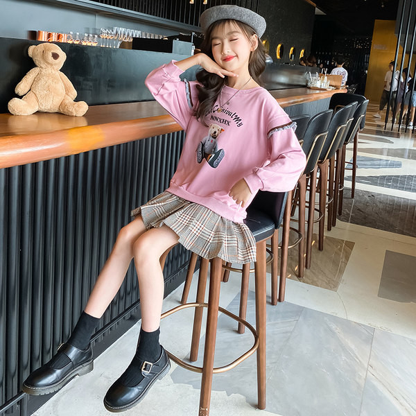 Moodne laste komplekt aplikatsiooniga ruudulisest seelikust ja pluusist