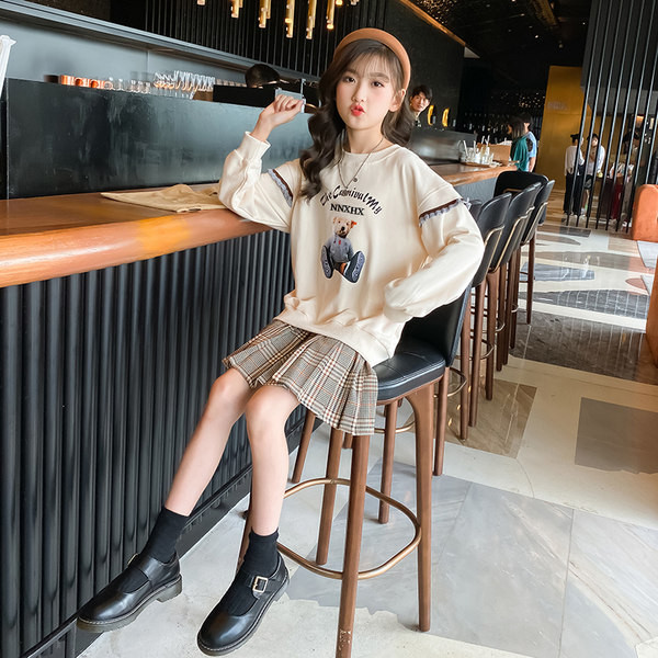 Moodne laste komplekt aplikatsiooniga ruudulisest seelikust ja pluusist