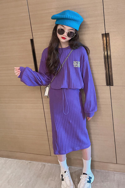 Modern női szett hosszú szoknyából és blúzból