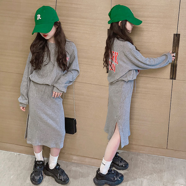 Modern női szett hosszú szoknyából és blúzból