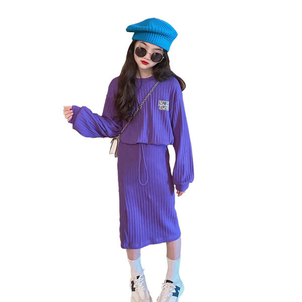 Modern női szett hosszú szoknyából és blúzból