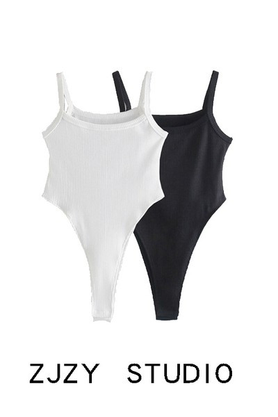 Női test vékony fekete-fehér pántokkal