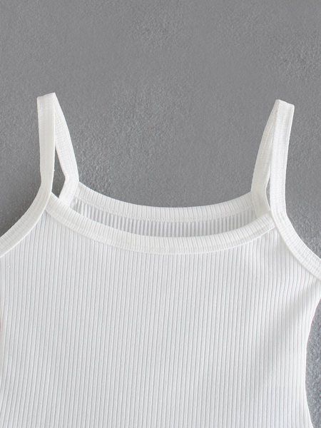 Női test vékony fekete-fehér pántokkal