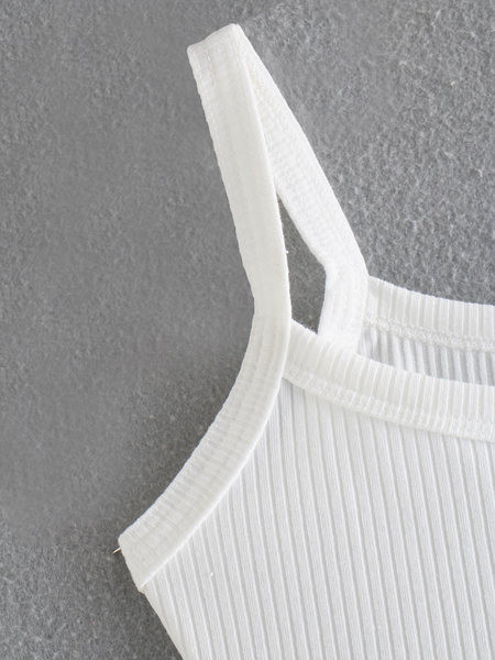 Női test vékony fekete-fehér pántokkal