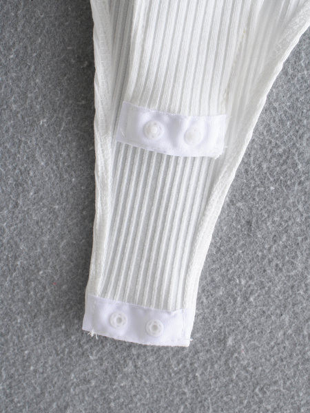 Női test vékony fekete-fehér pántokkal