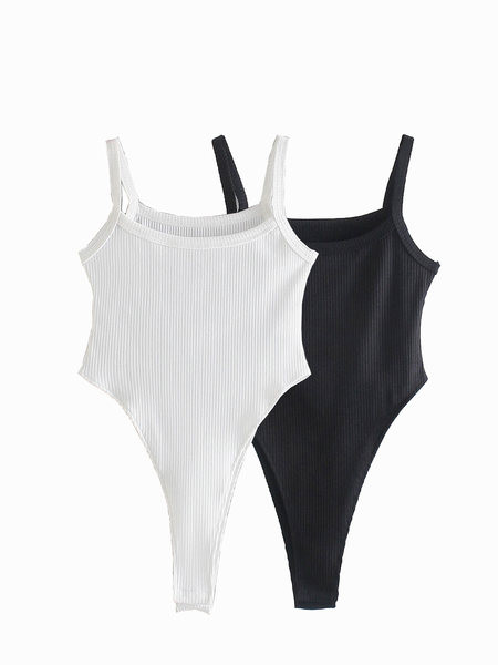 Női test vékony fekete-fehér pántokkal