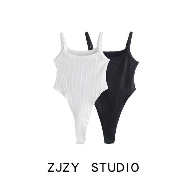 Női test vékony fekete-fehér pántokkal