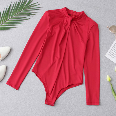 Stílusos női test, hosszú ujjal és ovális nyakkivágással